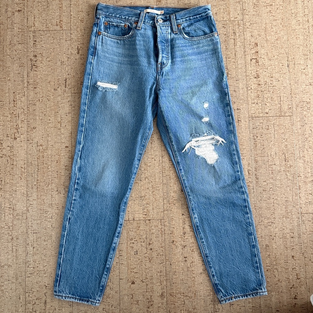 Levi’s Wedgie tapered ankle fit jeans, sz28. Medium wash, distressed